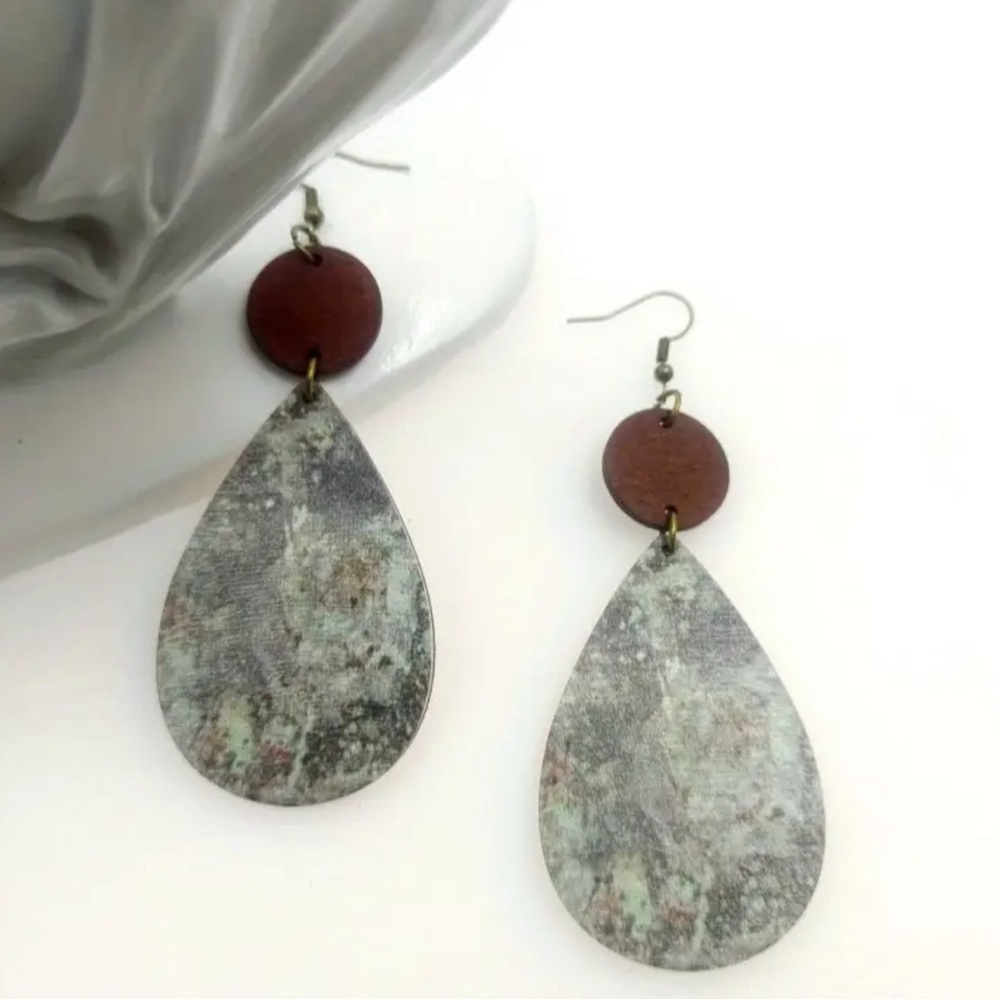 Green and Brown Teardrop Earrings with Natural Elegance